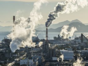 煙を出す工場の画像